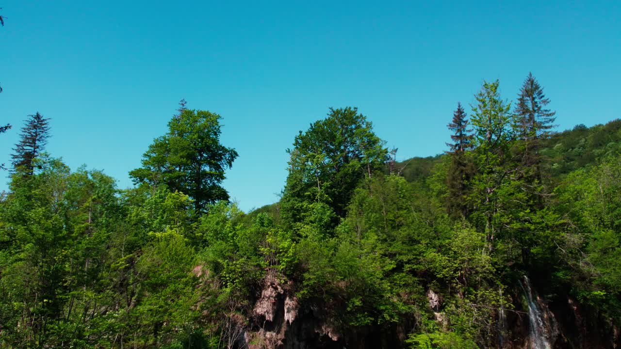 화창한 날에 폭포가 있는 청록색 석호의 크로아티아 국립공원