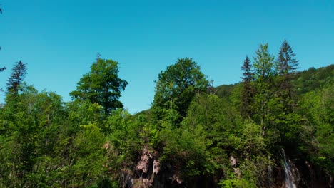 Nationalpark-In-Kroatien-Mit-Türkisfarbener-Lagune-Und-Wasserfällen-An-Sonnigen-Tagen