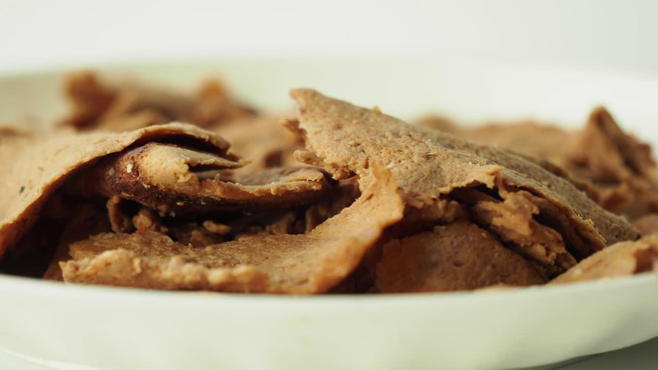 Primo piano di fette di carne per shawarma o gyros.