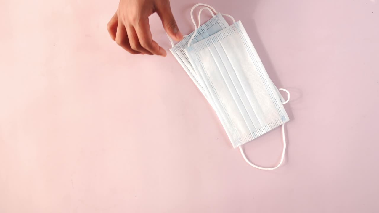 남자 들 이 남자 들 에게 얼굴 마스크 와 손 소독제 를 주는 위쪽 의 모습