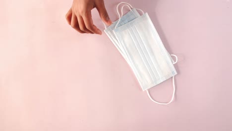 vista superior de los hombres dando máscara facial y desinfectante de manos a un hombre ,