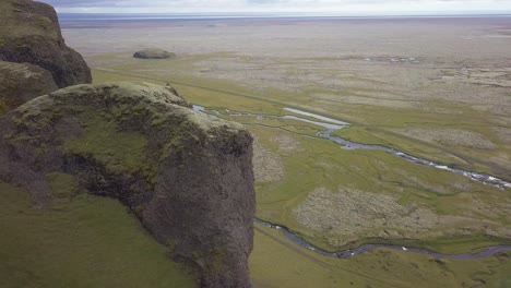 Arial-Video-Fa-Berg-In-Der-Nähe-Von-Fossalar-In-Island