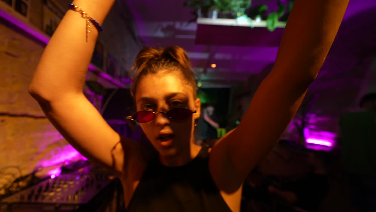 mujer bailando en un club nocturno