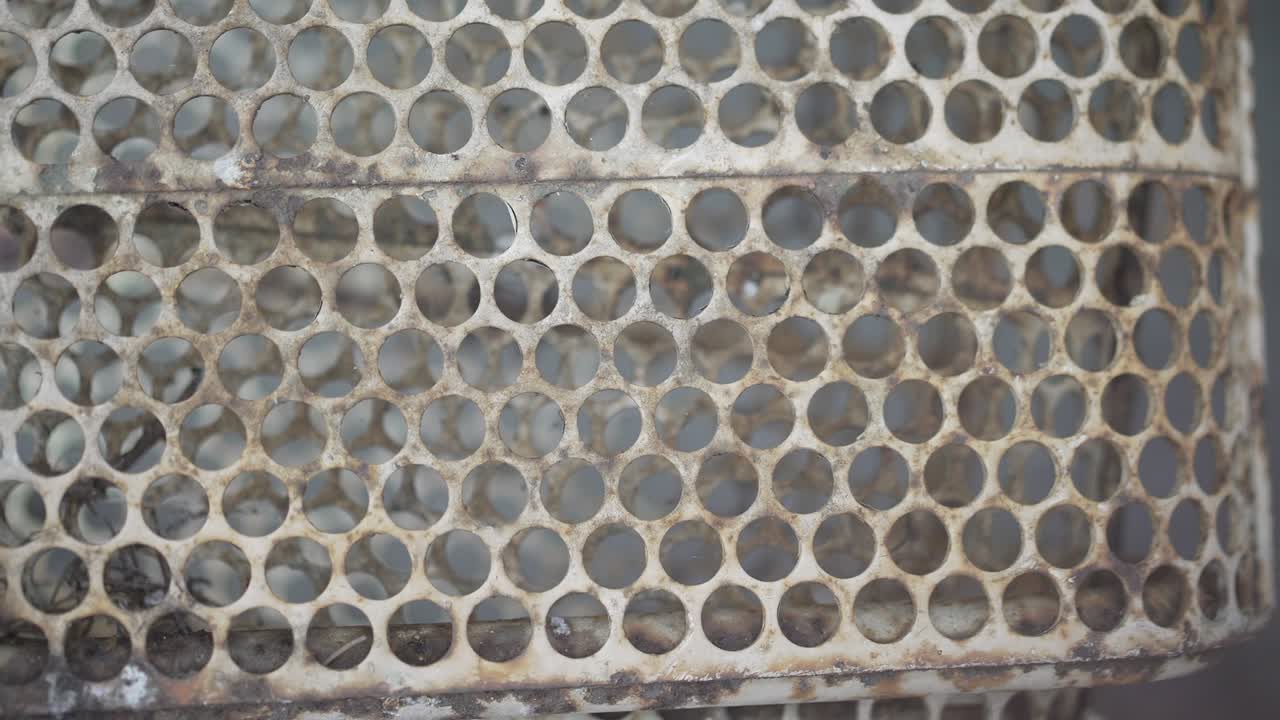 금속 표면에 녹은 원 모양