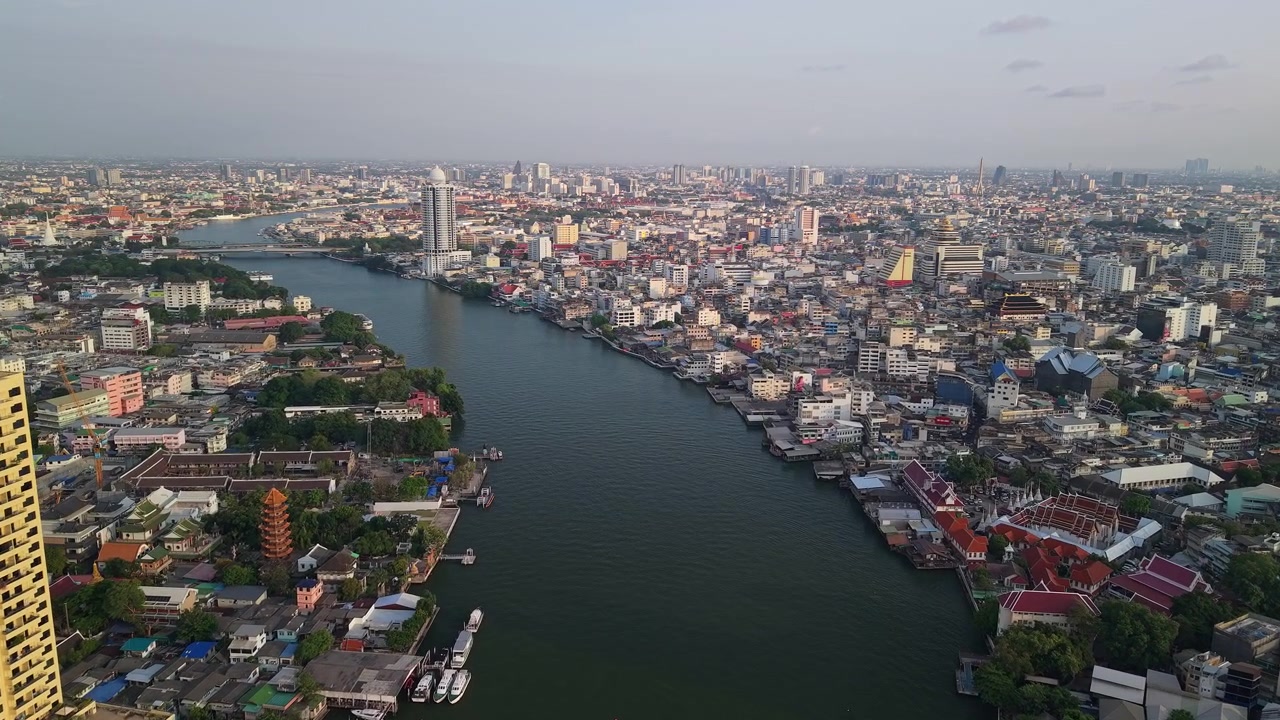 Vista Aérea da Paisagem Urbana de Bangkok e do Rio Chao Phraya