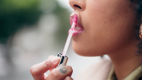 Lápiz-Labial,-Primer-Plano-Y-Una-Mujer-Con-Maquillaje