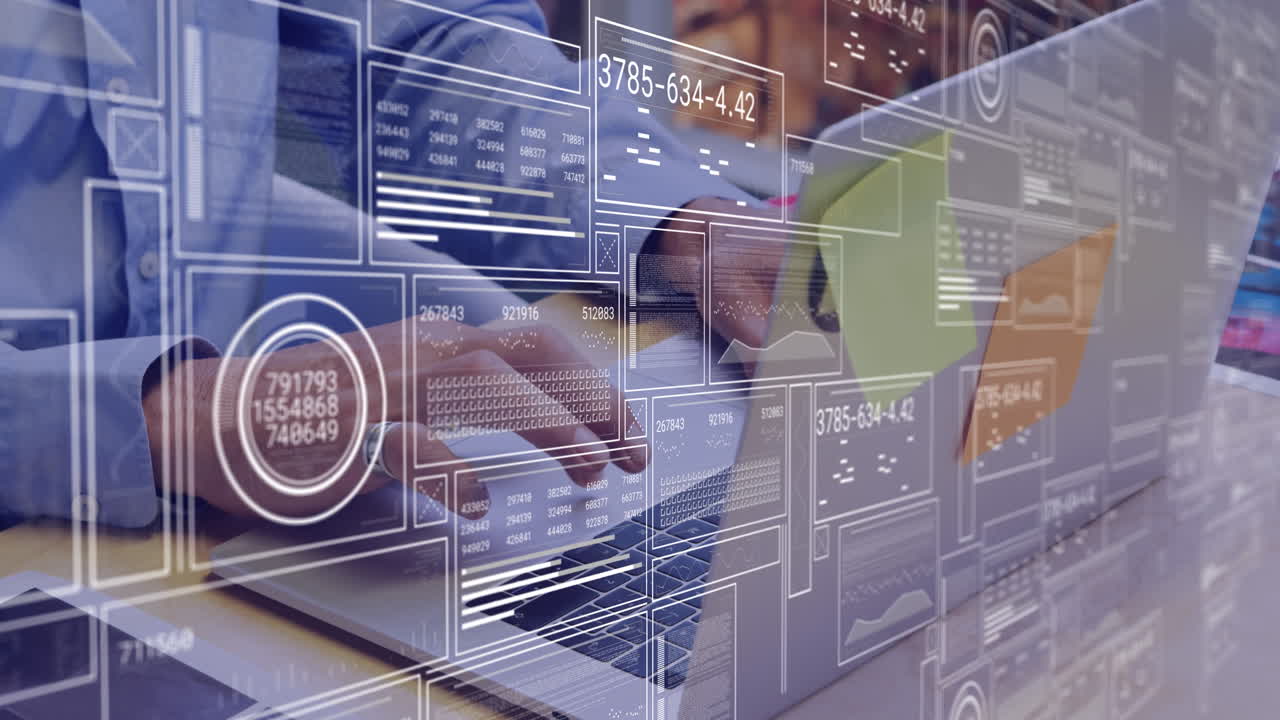 animación del procesamiento de datos sobre un hombre de negocios caucásico que usa una computadora portátil