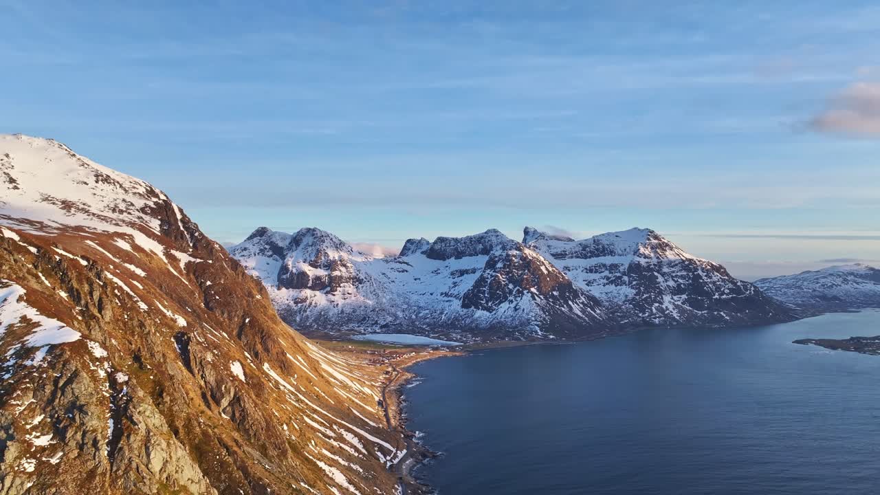 Vista aerea del meraviglioso paesaggio delle isole Lofoten in inverno