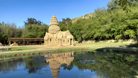 reflexión del templo de paja
