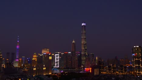 puesta de sol noche iluminada ciudad de shanghai centro de la ciudad techo panorama 4k china