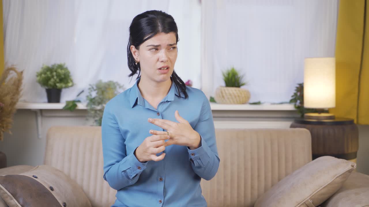 사생활에 문제가 있는 슬픈 젊은 여성입니다.