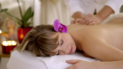 mujer recibiendo un masaje relajante en un spa