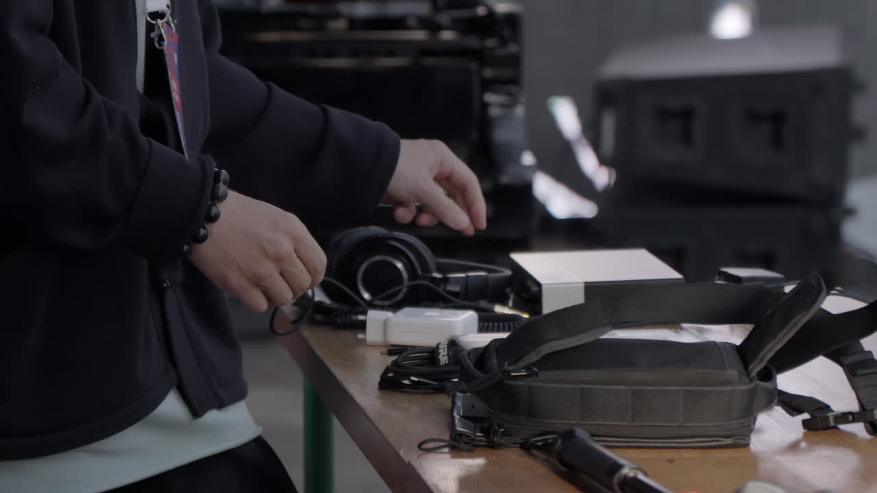 오디오 장비를 준비하는 사운드 기술자