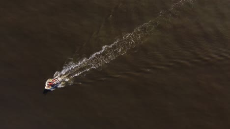 vista superior de drones del barco de pesca de crucero rápido en el océano atlántico al atardecer en américa del sur