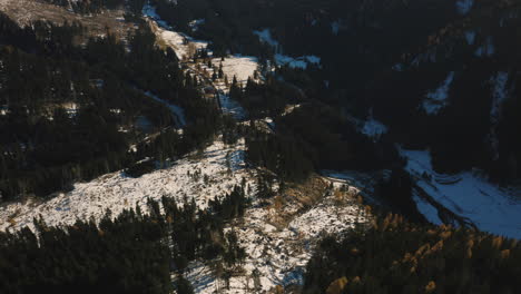 Drohne-Neigt-Sich-Vom-Fleimstal-Bis-Zu-Den-Gipfeln-Der-Dolomiten