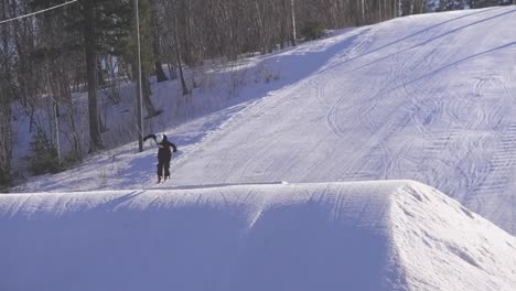 Wunderschöne-Zeitlupenaufnahme-Eines-Alpinen-Skifahrers-Beim-Springen,-Und-Das-Gelingt-Ihm