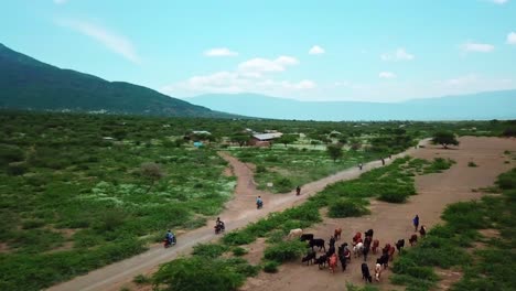 viajeros durante recorridos en motocicleta por el lago natrón en tanzania - toma aérea de drones