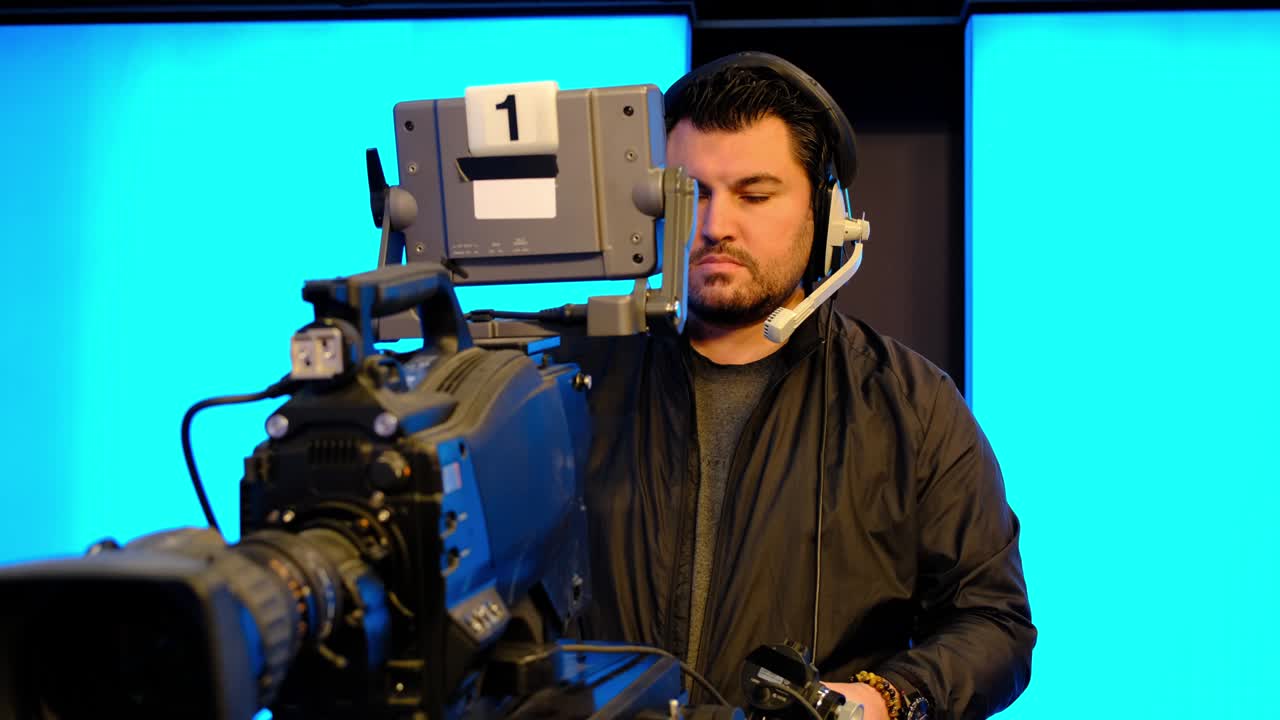 camarógrafo profesional con auriculares con videocámara hd en televisión en vivo