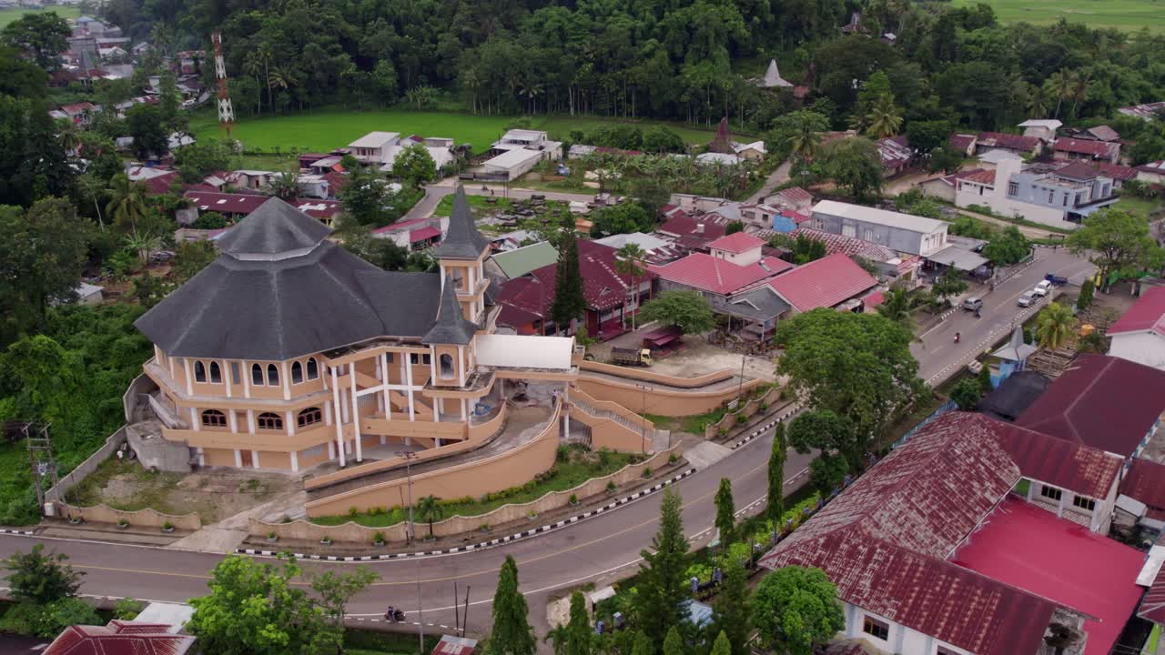 Gereja Waikabubak di tengah lalu lintas yang ramai, Sumba