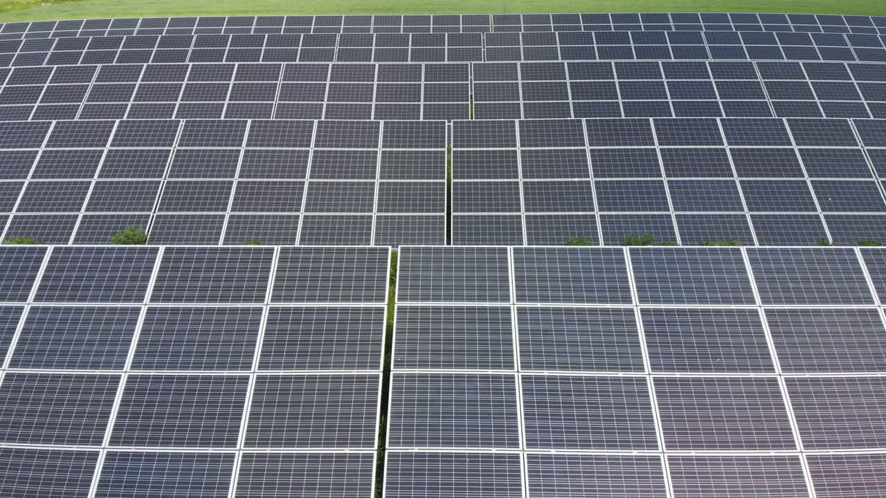 cerrar la antena pasando por encima de las células solares en una planta de energía fotovoltaica