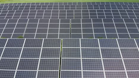 cerrar la antena pasando por encima de las células solares en una planta de energía fotovoltaica