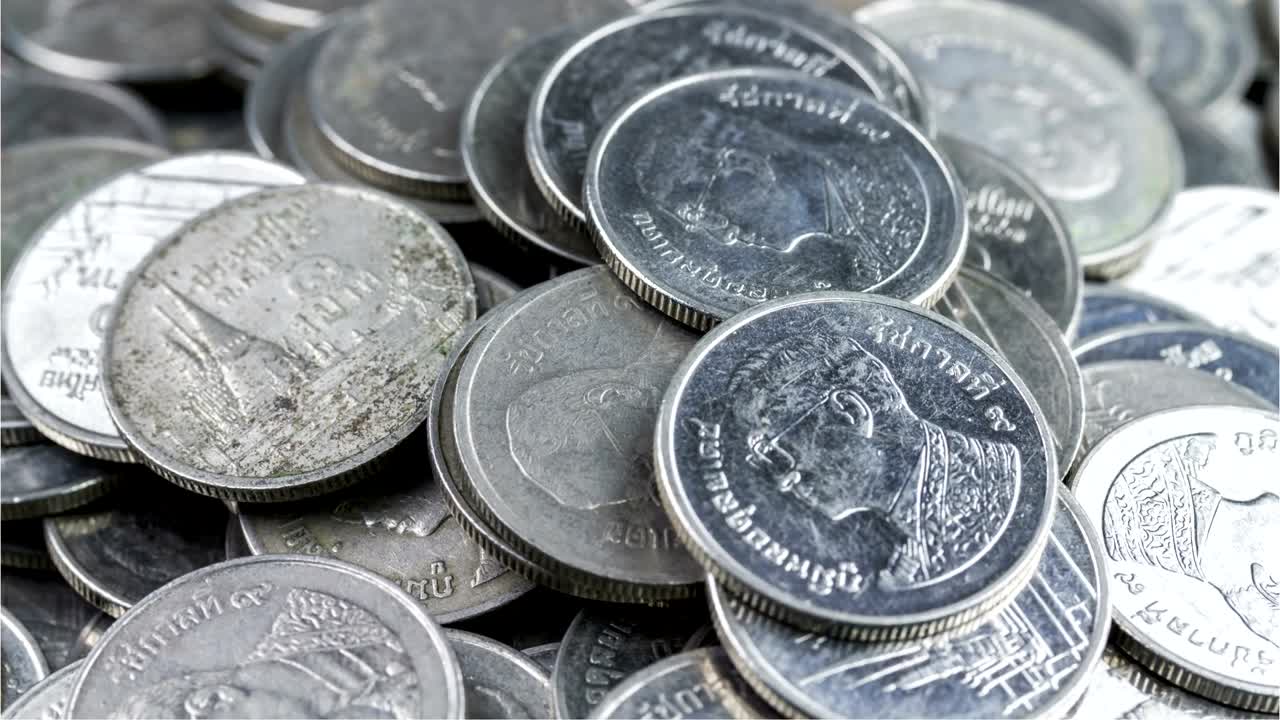 4k 타임 스, 태국의 1 바트 동전이 쌓여 있습니다.