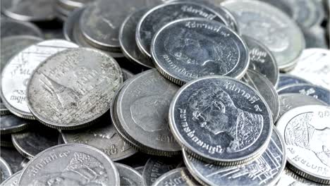 4k timelapse, monedas de un baht de tailandia apiladas.