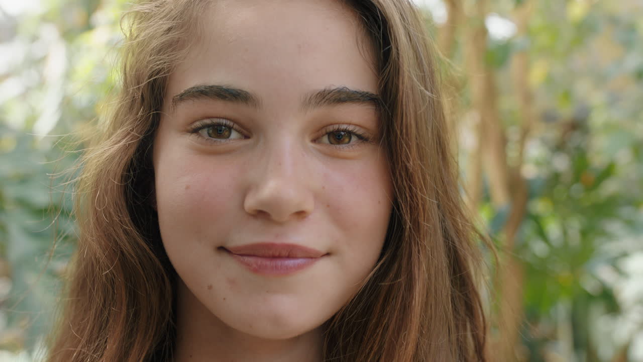 retrato de una hermosa adolescente sonriendo feliz en la naturaleza al aire libre 4k imágenes