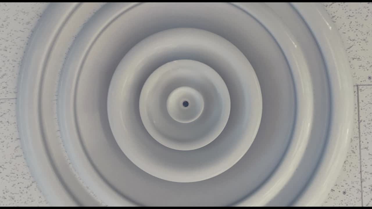 환기 팬의 바가 다가오고 있거나 빨려 나갈 예정인 끝없는 비디오