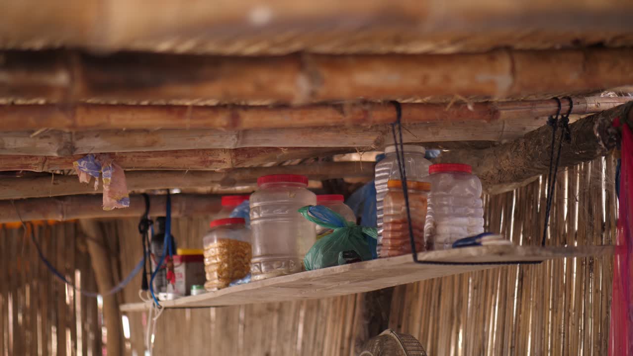 suministros básicos a salvo por encima del suelo debido a las inundaciones en pakistán