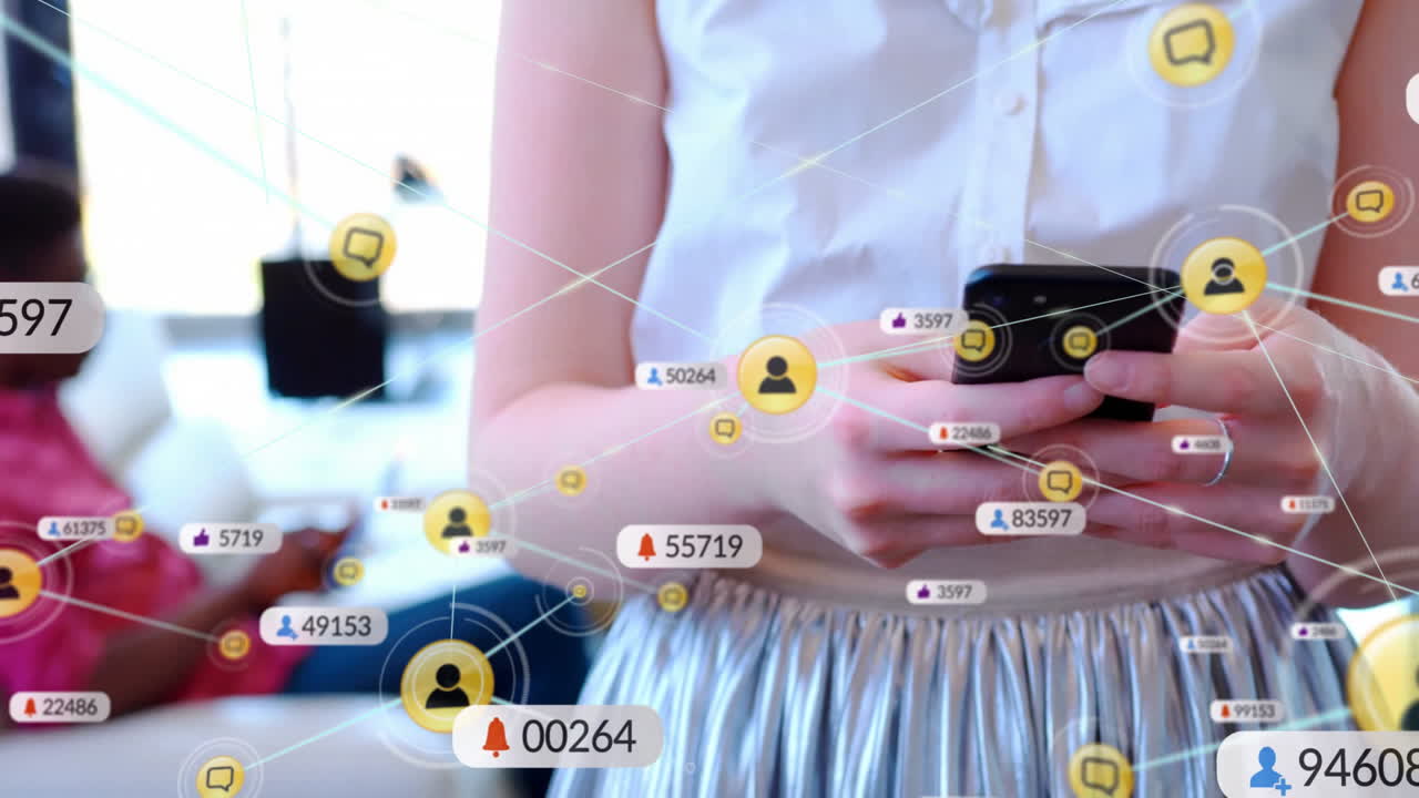 아이콘의 애니메이션과 스마트폰을 사용하는 백인 여성에 대한 데이터 처리