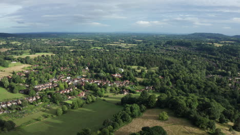 Toma-Aérea-De-Un-Pequeño-Pueblo-En-El-Sur-De-Inglaterra-En-Un-Brillante-Día-Soleado