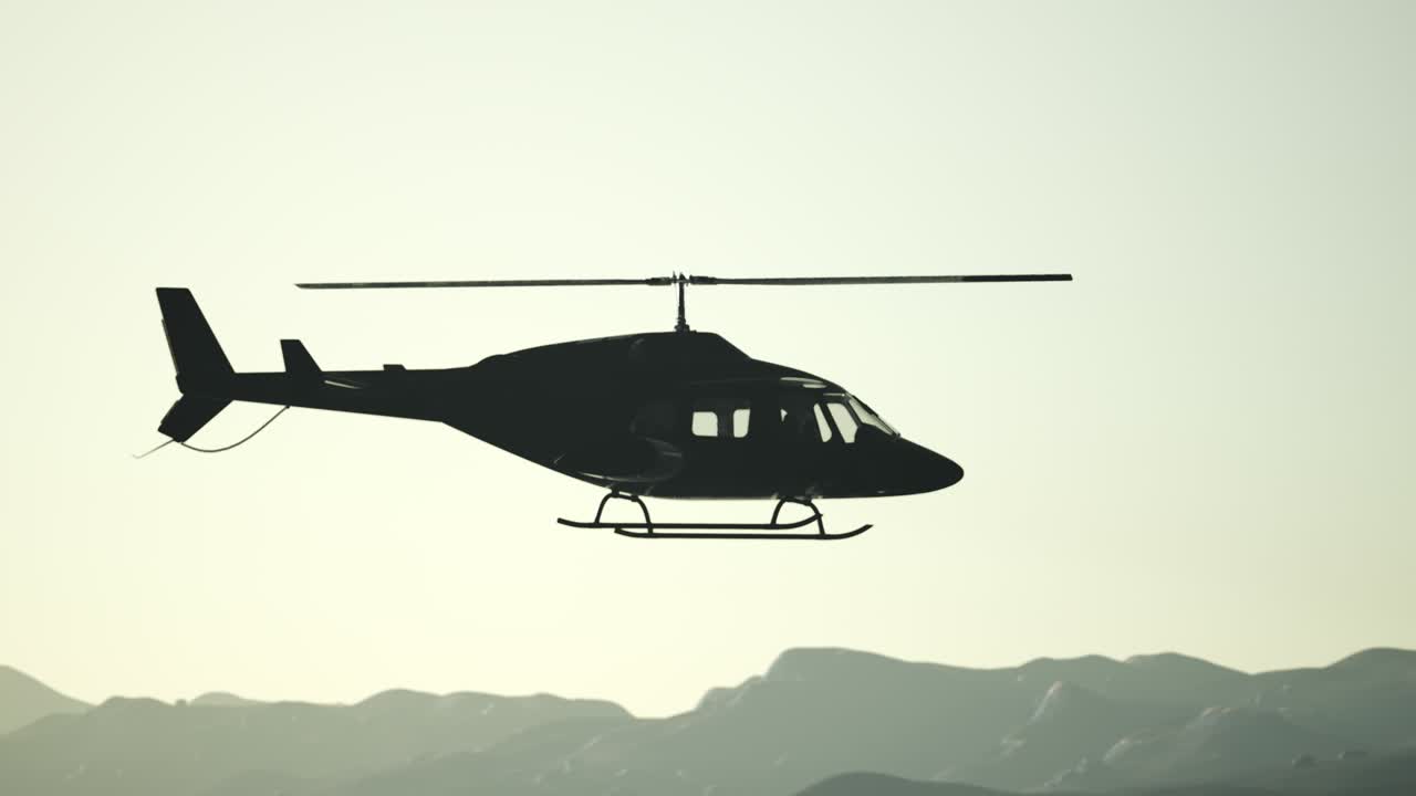 극단적 인 느린 움직임 비행 헬리 ⁇ 터와 해가 지는 하늘