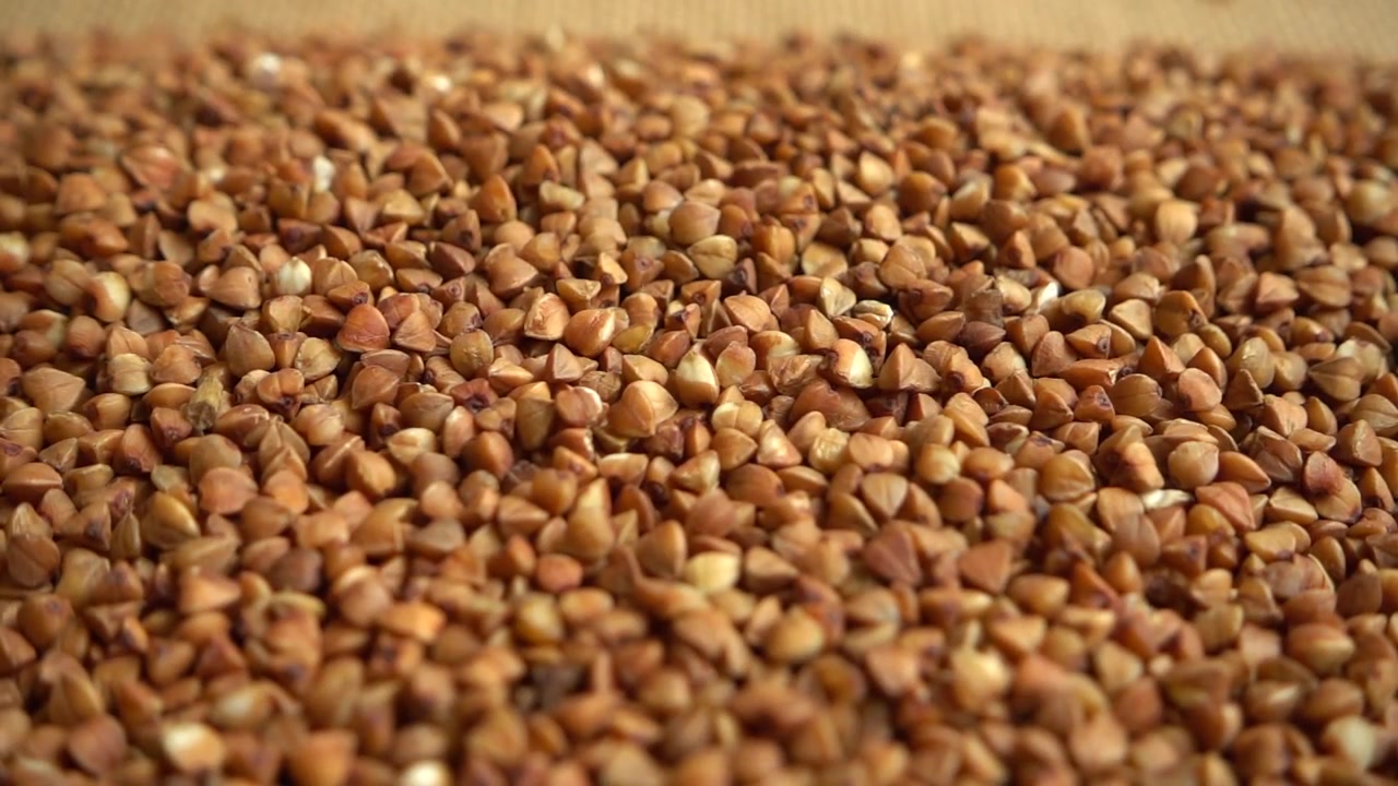 Schüttung von Buchweizen auf Jute. Zeitlupe