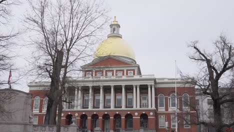 Stabilisierte-Kamerafahrt-Des-Massachusetts-State-House-An-Einem-Bewölkten-Tag