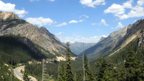 Paisaje-De-Paso-De-Montaña-Rocosa-Con-Pinos-Y-Camino-Que-Pasa