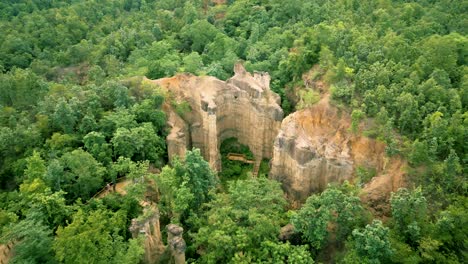 imágenes aéreas de drones de la naturaleza cinematográfica de 4k de las hermosas montañas en el gran cañón de pha chor de chiang mai, tailandia en un día soleado