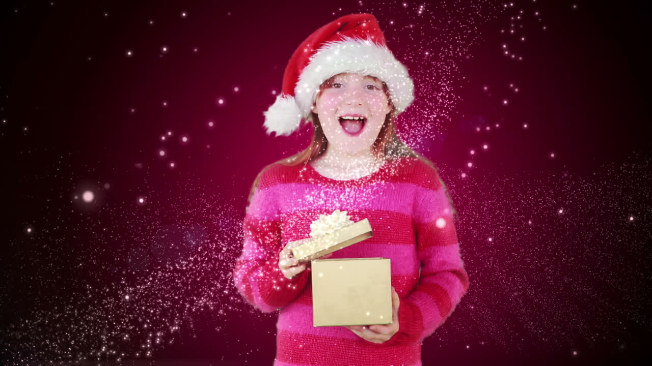 una niña festiva abriendo un regalo mágico de navidad