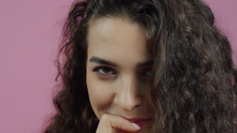 retrato en primer plano de una mujer con el cabello rizado