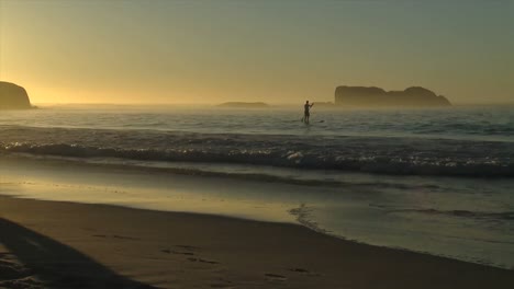 Älterer-Mann,-Der-Während-Eines-Sonnenuntergangs-Spaziert