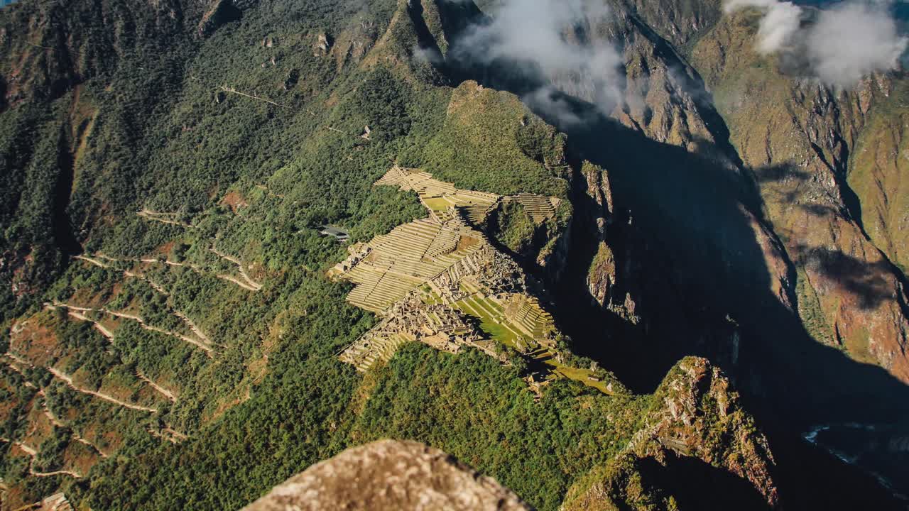 un maravilloso lapso de tiempo de machu picchu desde la vista de huaynapicchu que muestra a personas y turistas moviéndose
