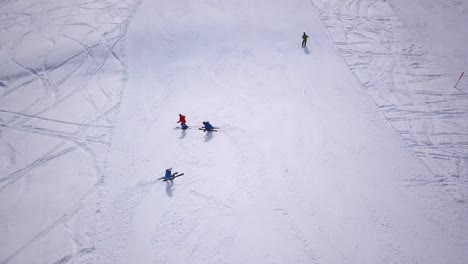 Gente-Esquiando-Y-Haciendo-Snowboard-En-La-Pista-De-Nieve-En-La-Estación-De-Esquí-De-Invierno