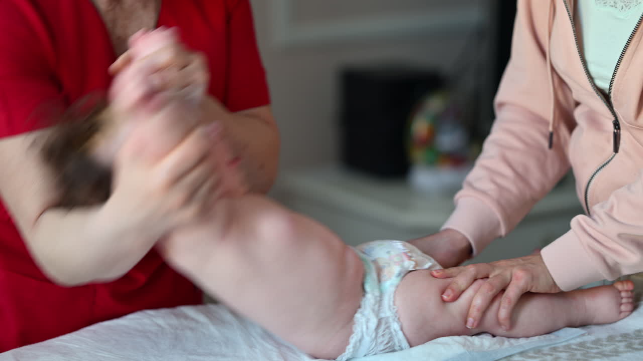 Assistente che esegue esercizi di mobilità con un bambino.