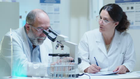 científicos que colaboran en un laboratorio