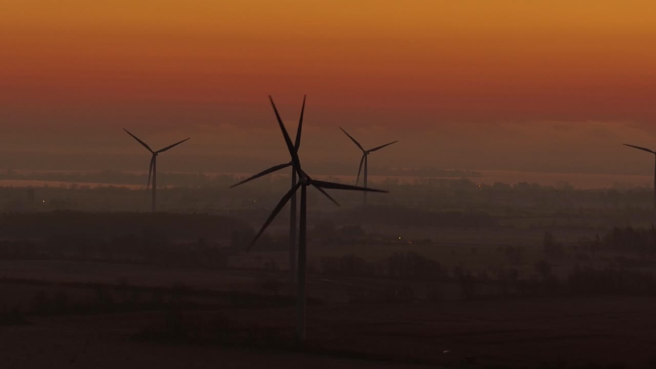 일출 안개 동안 풍차의 공중 폐쇄