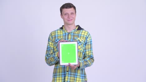 joven hombre hipster guapo con tableta digital