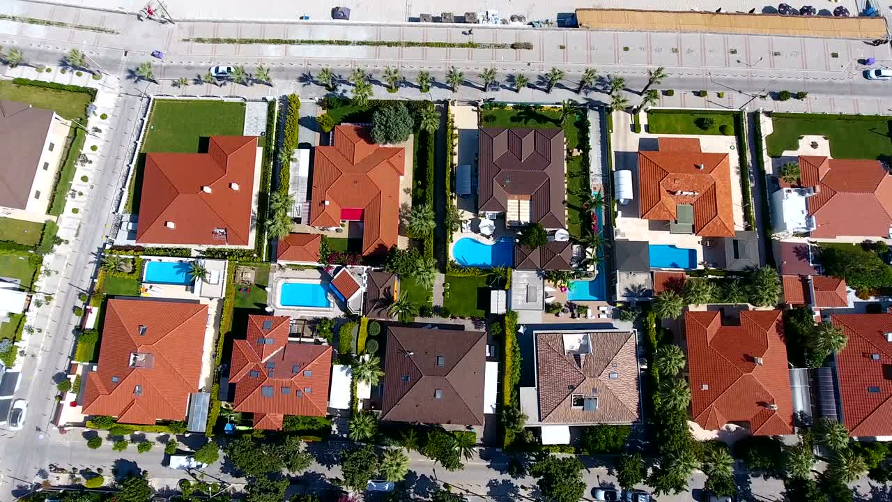 volando por encima de lujosos complejos de villas frente a la playa con una ubicación exótica perfecta. vista aérea en 4k