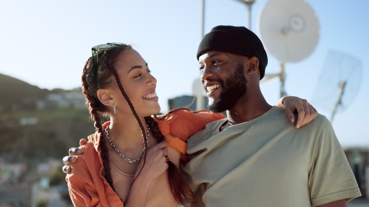 pareja de moda, unión o hablar de la juventud en la ciudad