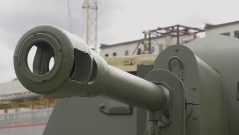primer plano de un cañón de tanque