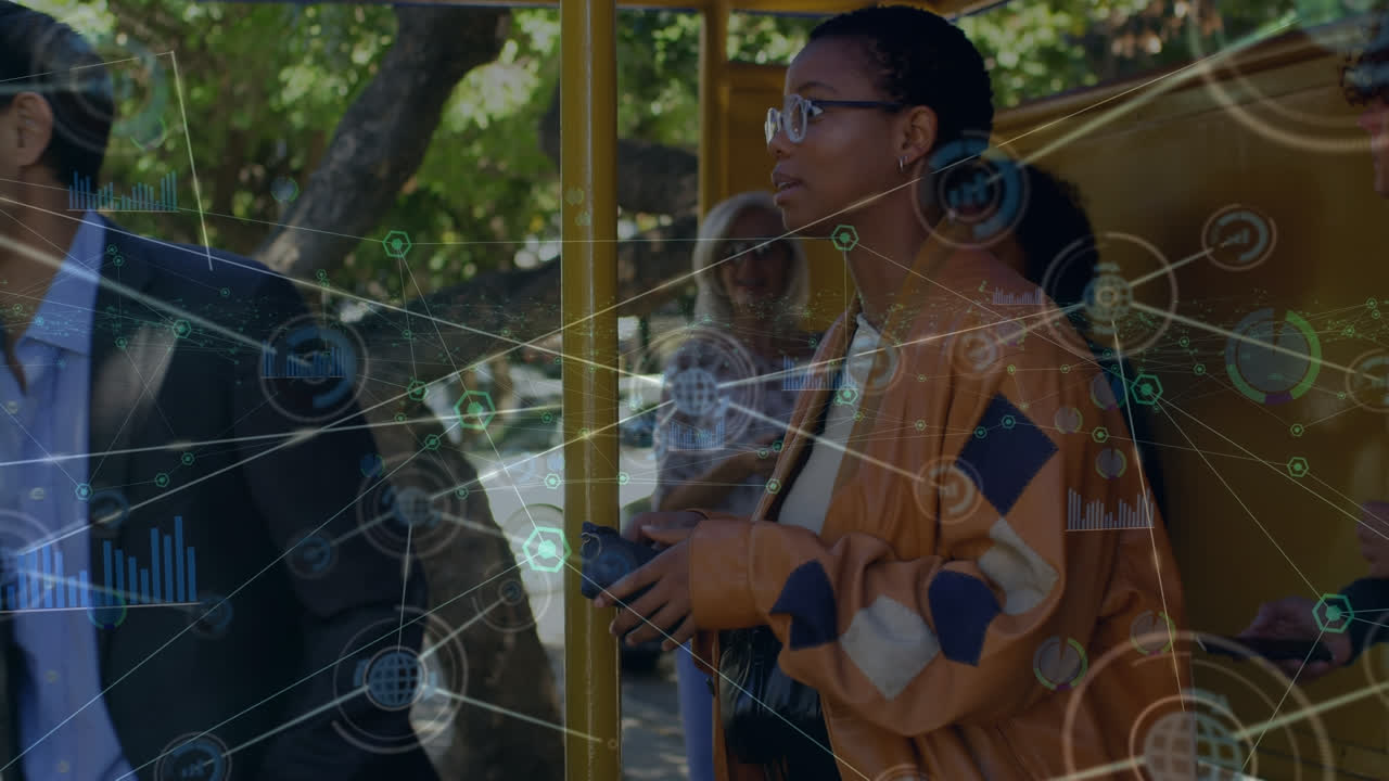 animación de iconos de computadora que se conectan con líneas sobre diversos viajeros que usan teléfonos en la parada de autobús